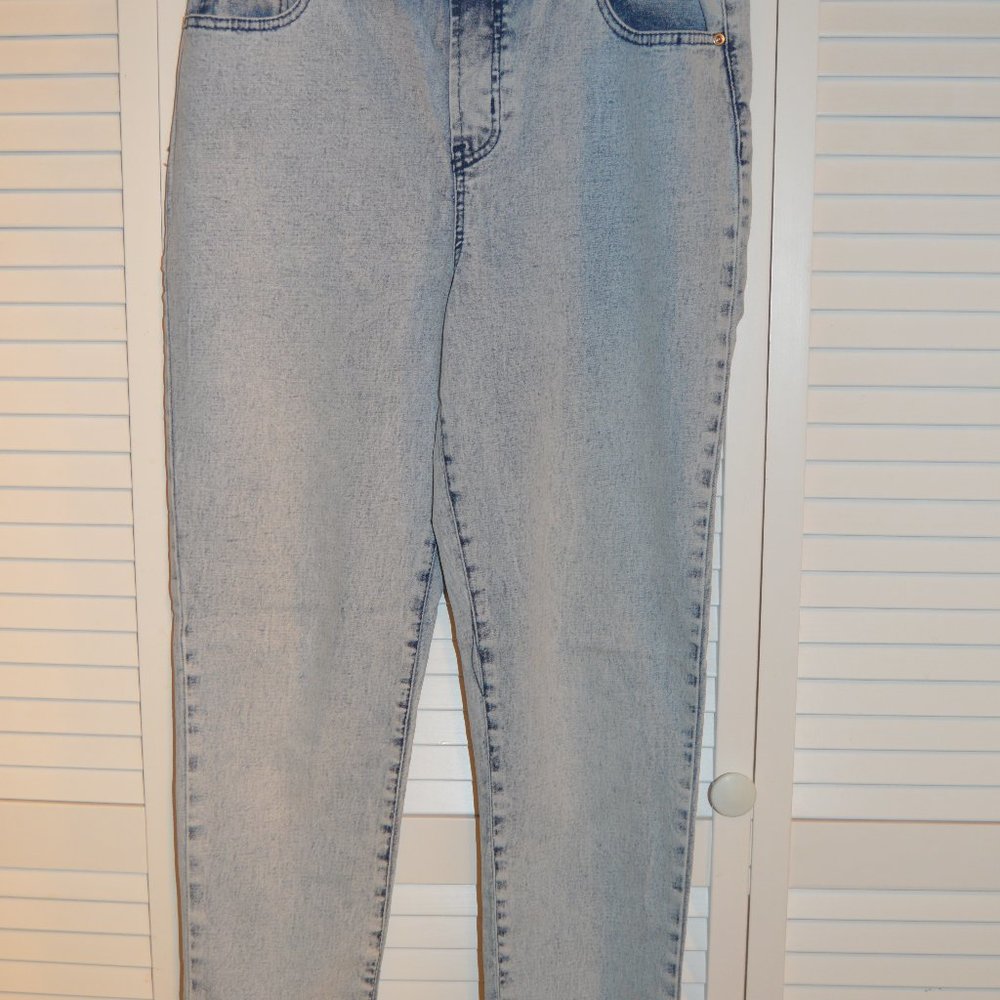 DG2 Stone washed chambray jegging size medium with back yoke stitching.